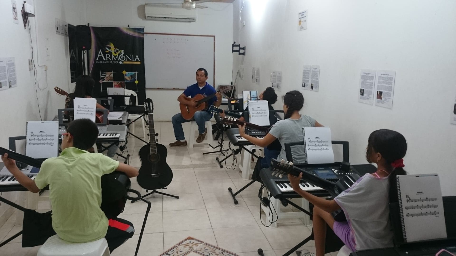 profesor-guitarra-aula.jpg
